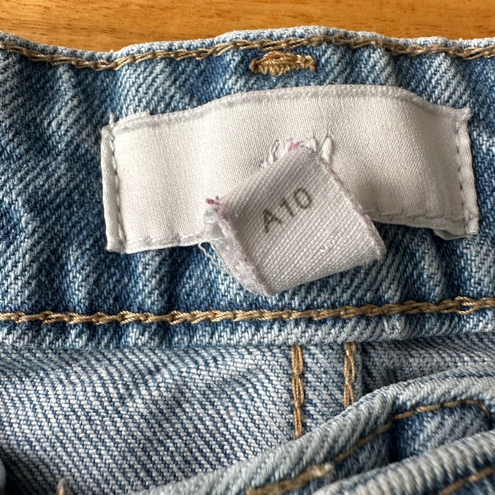 H&M | Boyfriend jeans - on trend - like new! - Picture 5 of 8